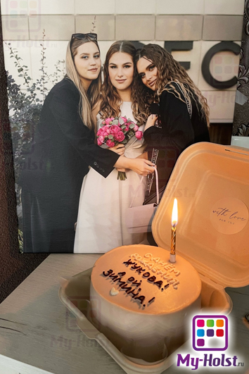 Бенто торт со свечкой на фоне картины с изображением трех подруг в обнимку