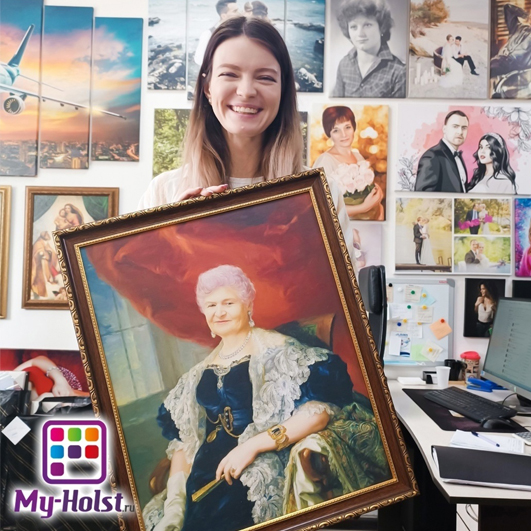 Девушка держит картину в багете с женщиной в Историческом стиле