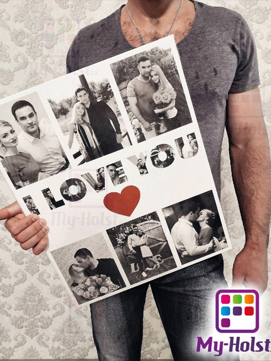 Мужчина держит коллаж с черно-белыми фото