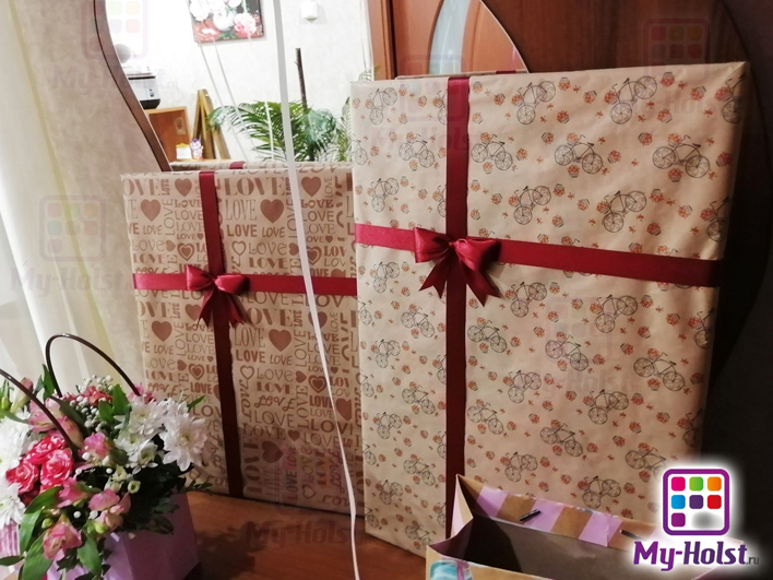 Две картины в подарочной упаковке с крафтом и корзинка с цветами